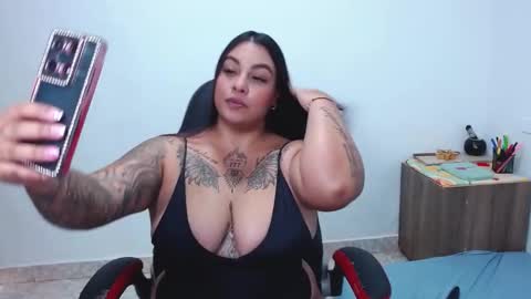 Snapshot of isabella_hots chatting on March 7, 2025, 8:00 pm  estefania online show from March 7, 2025, 8:00 pm