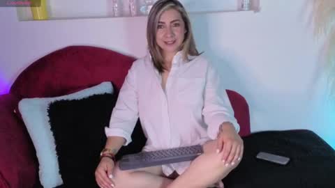 Snapshot of isabella_lt chatting on May 20, 2026, 10:54 am online show from May 20, 2026, 10:54 am