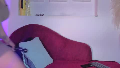 Snapshot of isabella_lt chatting on June 1, 2026, 10:28 am online show from June 1, 2026, 10:28 am