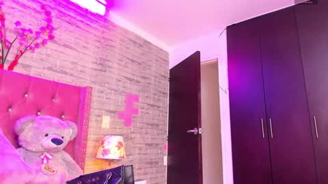 Snapshot of isabellabroms21 chatting on February 8, 2025, 7:38 pm v online show from February 8, 2025, 7:38 pm