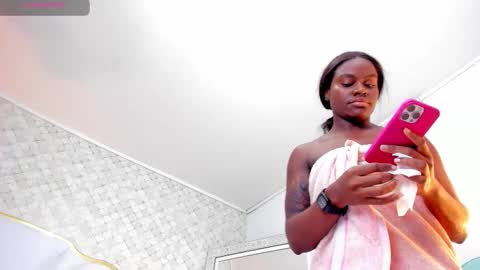 Snapshot of isabellabroms21 chatting on October 8, 2025, 9:56 pm v online show from October 8, 2025, 9:56 pm