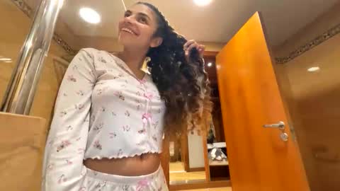 Snapshot of isabellakoffs chatting on December 19, 2025, 5:42 pm Isabella.. back again online show from December 19, 2025, 5:42 pm