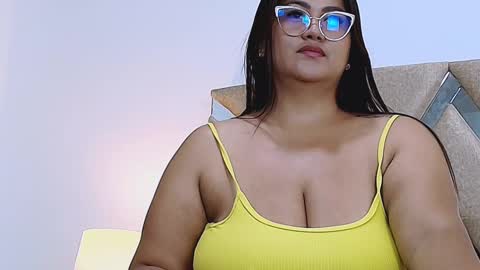 Snapshot of isabellmendez_ chatting on March 12, 2025, 6:33 pm IsabellMendez online show from March 12, 2025, 6:33 pm