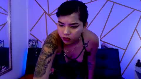isabela online show from November 11, 2025, 4:56 am