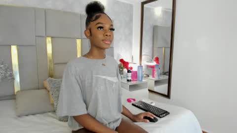 Snapshot of isisbrown_ chatting on December 19, 2025, 11:01 pm ISIS online show from December 19, 2025, 11:01 pm