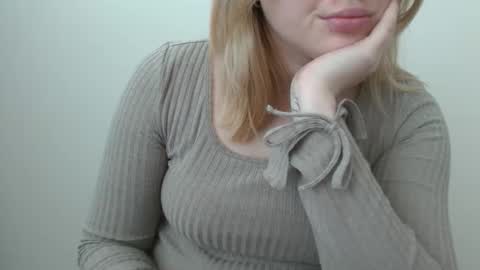Snapshot of isla00 chatting on June 8, 2026, 5:52 am Isla online show from June 8, 2026, 5:52 am