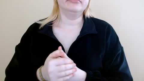 Snapshot of isla00 chatting on June 16, 2026, 6:05 am Isla online show from June 16, 2026, 6:05 am
