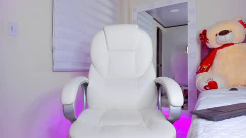 Snapshot of issabellarodriguez chatting on February 6, 2025, 9:53 am Isa online show from February 6, 2025, 9:53 am