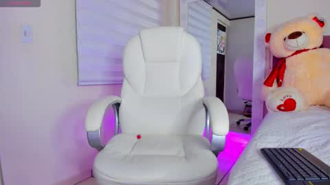 Isa  online show from November 27, 2025, 9:44 am