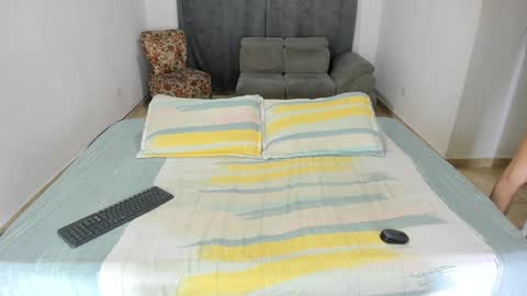 Snapshot of issalovexxx chatting on February 6, 2025, 6:18 am Isabella  online show from February 6, 2025, 6:18 am