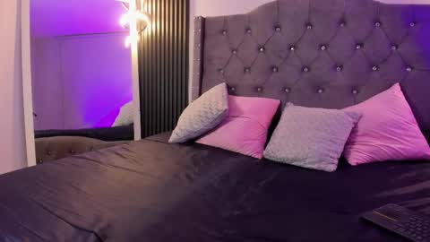 issis_smith online show from October 19, 2025, 4:13 am