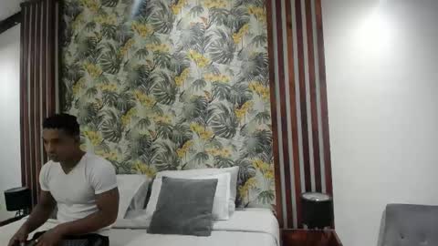 Italo Moore online show from September 19, 2025, 11:11 am