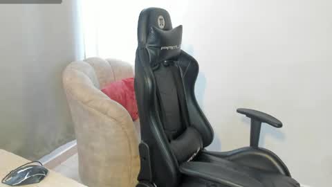 ivone_ashar online show from April 26, 2026, 4:37 pm