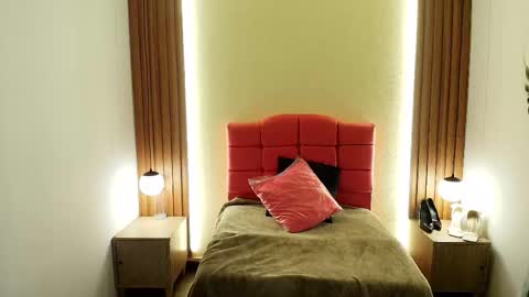 I V O N N E R O S S online show from February 12, 2026, 12:00 pm