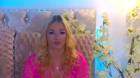 Snapshot of izabellle02 chatting on May 9, 2026, 3:12 am Izabella online show from May 9, 2026, 3:12 am