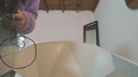 izelevans online show from April 6, 2026, 10:05 am