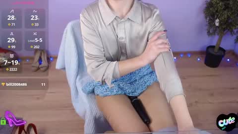 Snapshot of izzy_cam chatting on February 19, 2025, 5:38 am Queen of nylon Victoria online show from February 19, 2025, 5:38 am