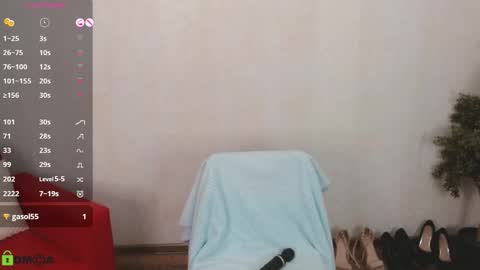 Snapshot of izzy_cam chatting on October 29, 2025, 5:42 am Queen of nylon Victoria online show from October 29, 2025, 5:42 am