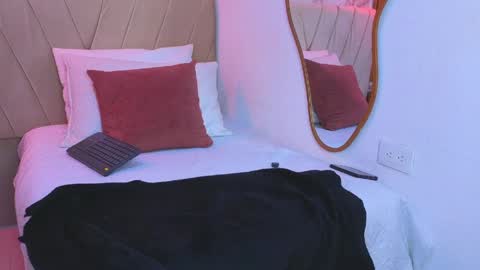 Snapshot of j_belle_ chatting on June 1, 2026, 8:32 pm j_belle_ online show from June 1, 2026, 8:32 pm