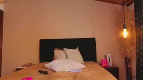 jackiie_ online show from June 19, 2026, 1:48 pm