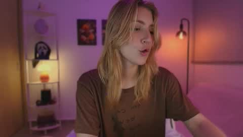 Linda Sofia help me get to 100 thumbs up online show from October 31, 2025, 5:08 am