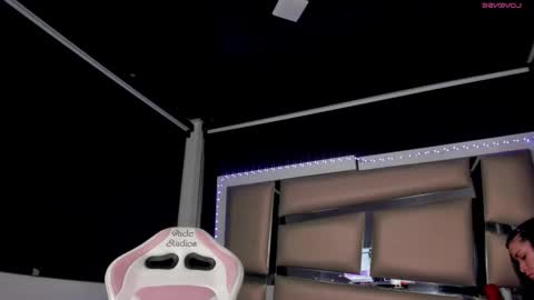 jadeestudios online show from September 12, 2025, 2:11 am