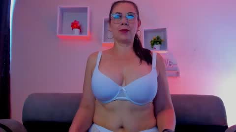 Jazmin online show from March 10, 2026, 1:05 pm