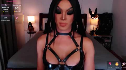 Queen Jenifer online show from October 28, 2025, 6:54 pm