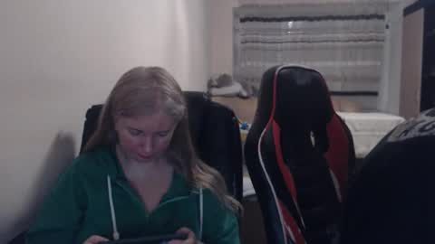 Snapshot of jenisandpeter chatting on April 17, 2026, 6:44 pm JenisAndPeter online show from April 17, 2026, 6:44 pm