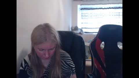 Snapshot of jenisandpeter chatting on May 11, 2026, 4:04 pm JenisAndPeter online show from May 11, 2026, 4:04 pm