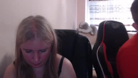 Snapshot of jenisandpeter chatting on June 19, 2026, 5:28 pm JenisAndPeter online show from June 19, 2026, 5:28 pm