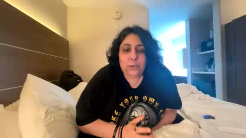 Snapshot of jennabrady chatting on October 5, 2025, 12:31 am Dragon Queen. Be my Dragon -- and online show from October 5, 2025, 12:31 am