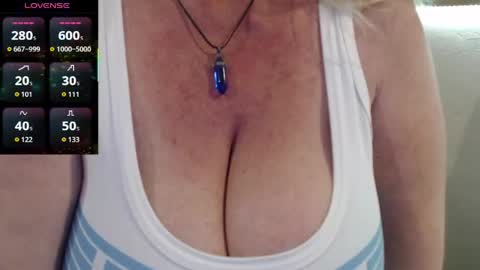 Snapshot of jennadeluxe chatting on April 22, 2026, 7:33 am Jenna online show from April 22, 2026, 7:33 am
