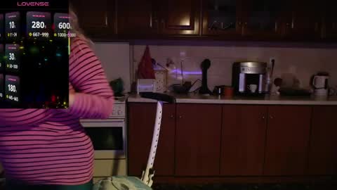 Snapshot of jennadeluxe chatting on April 28, 2026, 3:33 am Jenna online show from April 28, 2026, 3:33 am