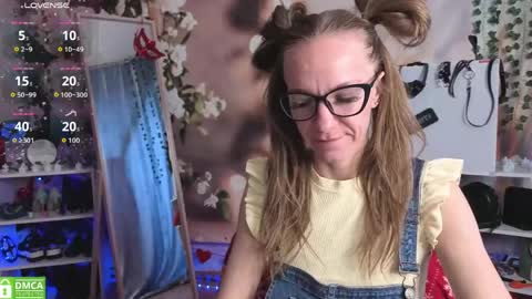 jesica_moon_peachyy online show from May 2, 2026, 3:22 am