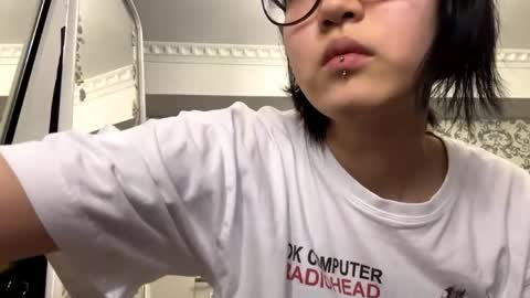 Emi online show from April 29, 2026, 7:53 pm