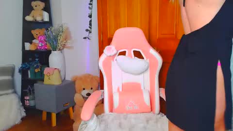 Snapshot of jessabelle_diamond chatting on June 10, 2026, 1:32 pm Jessabelle Diamond online show from June 10, 2026, 1:32 pm