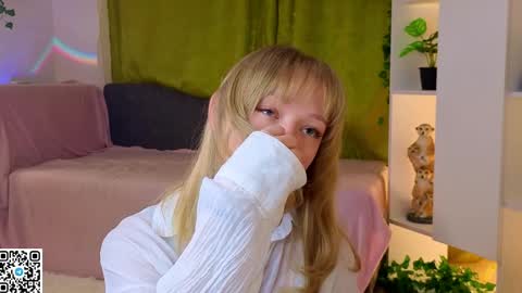 Snapshot of jewellhogan chatting on April 17, 2026, 8:23 pm Gwen online show from April 17, 2026, 8:23 pm
