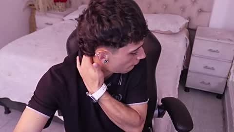 jhoanleandro online show from March 24, 2026, 6:18 am