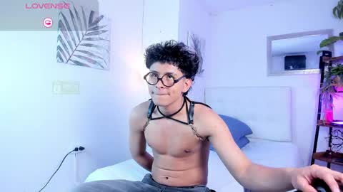 JHONNATHAN online show from May 26, 2026, 8:05 pm