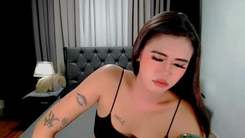 jhuliana_and_charles_room online show from April 21, 2026, 1:53 am