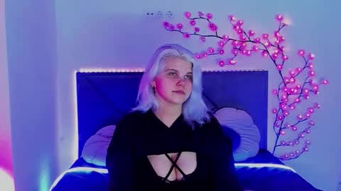 Snapshot of joannlowes chatting on April 17, 2026, 7:28 pm Joann online show from April 17, 2026, 7:28 pm
