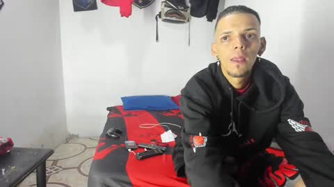 Snapshot of johan_and_antonella chatting on April 1, 2026, 5:41 am johan_and_antonella online show from April 1, 2026, 5:41 am