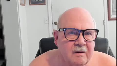 Snapshot of johnno52 chatting on December 2, 2024, 4:20 pm johnno52 online show from December 2, 2024, 4:20 pm