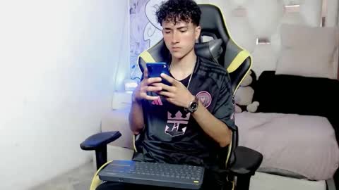 johnny_cagee online show from January 7, 2026, 4:04 am