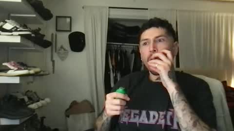 Snapshot of johnnydeep66 chatting on December 19, 2024, 6:01 am JohnnyDeep66 online show from December 19, 2024, 6:01 am