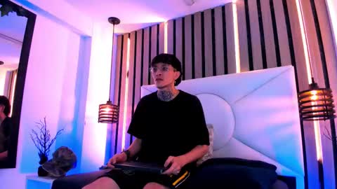 johnsonisaac94  online show from September 26, 2025, 12:25 am