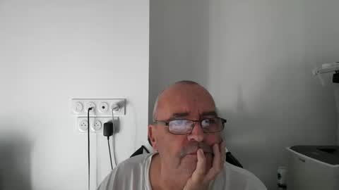 jojo04800 online show from November 3, 2025, 1:12 pm