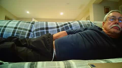 josephgr2021 online show from December 5, 2025, 2:09 am