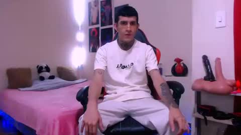 josue_linares online show from March 16, 2026, 11:42 pm